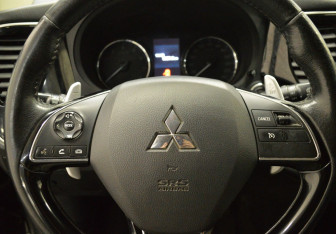 Подержанный автомобиль Mitsubishi Outlander 2016 года (16 фото)