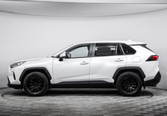 Подержанный автомобиль Toyota RAV4 2022 года (8 фото)