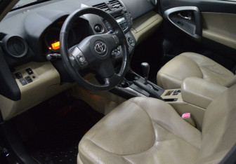 Подержанный автомобиль Toyota RAV4 2009 года (10 фото)