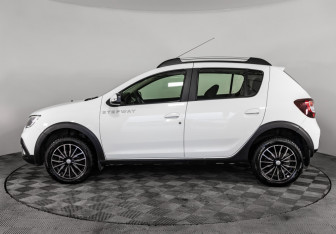 Подержанный автомобиль Renault Sandero 2020 года (8 фото)
