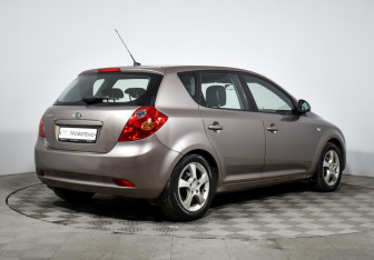 Подержанный автомобиль Kia Ceed Hatchback 2008 года (5 фото)
