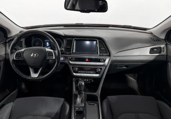 Подержанный автомобиль Hyundai Sonata 2018 года (14 фото)