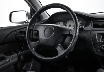 Подержанный автомобиль Mitsubishi Lancer Sedan 2005 года (14 фото)