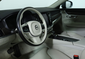 Подержанный автомобиль Volvo V90 Cross Country 2017 года (10 фото)