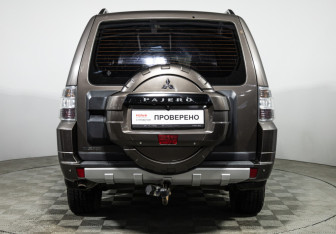Подержанный автомобиль Mitsubishi Pajero 2011 года (6 фото)