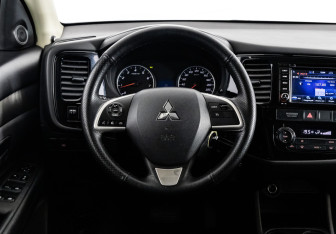 Подержанный автомобиль Mitsubishi Outlander 2015 года (12 фото)