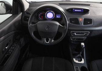 Подержанный автомобиль Renault Fluence 2016 года (10 фото)