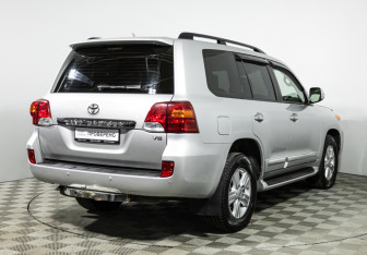 Подержанный автомобиль Toyota Land Cruiser Suv 2014 года (5 фото)