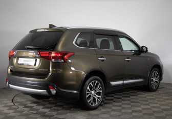 Подержанный автомобиль Mitsubishi Outlander 2015 года (5 фото)