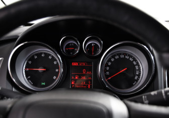 Подержанный автомобиль Opel Astra Sedan 2014 года (8 фото)