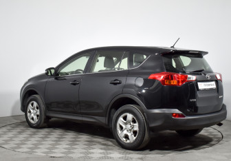 Подержанный автомобиль Toyota RAV4 2015 года (7 фото)