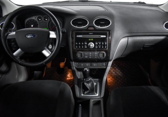 Подержанный автомобиль Ford Focus Wagon 2006 года (15 фото)