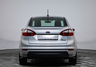 Подержанный автомобиль Ford Fiesta Sedan 2016 года (6 фото)