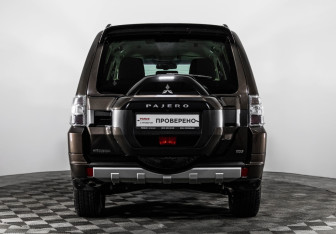 Подержанный автомобиль Mitsubishi Pajero 2017 года (7 фото)