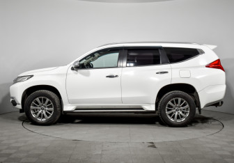 Подержанный автомобиль Mitsubishi Pajero Sport 2017 года (8 фото)