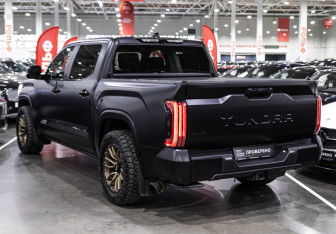 Подержанный автомобиль Toyota Tundra 2022 года (12 фото)