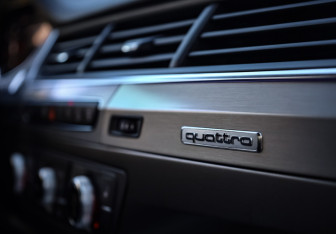 Подержанный автомобиль Audi Q7 2015 года (24 фото)