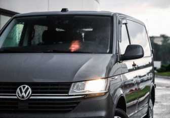 Подержанный автомобиль Volkswagen Caravelle 2020 года (2 фото)