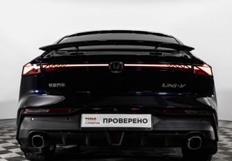 Подержанный автомобиль Changan UNI-V 2023 года (13 фото)