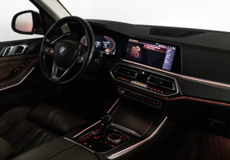 Подержанный автомобиль BMW X5 2019 года (25 фото)