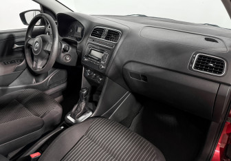 Подержанный автомобиль Volkswagen Polo Sedan 2011 года (13 фото)