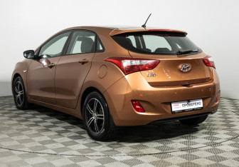 Подержанный автомобиль Hyundai i30 Hatchback 2015 года (7 фото)