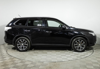 Подержанный автомобиль Mitsubishi Outlander 2014 года (4 фото)