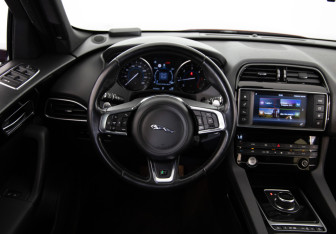 Подержанный автомобиль Jaguar F-Pace 2017 года (11 фото)