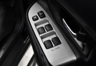 Подержанный автомобиль Toyota Harrier 2003 года (10 фото)