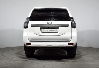 Подержанный автомобиль Toyota Land Cruiser Prado 2016 года (6 фото)