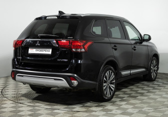 Подержанный автомобиль Mitsubishi Outlander 2019 года (5 фото)