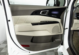 Подержанный автомобиль Kia Carnival 2021 года (39 фото)