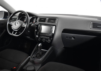 Подержанный автомобиль Volkswagen Jetta Sedan 2018 года (10 фото)