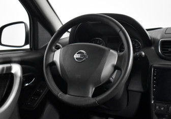 Подержанный автомобиль Nissan Terrano 2014 года (15 фото)