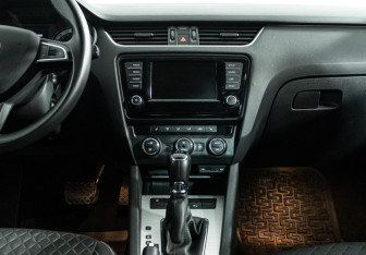 Подержанный автомобиль Skoda Octavia Liftback 2016 года (14 фото)