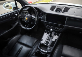 Подержанный автомобиль Porsche Macan 2021 года (10 фото)
