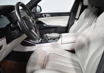 Подержанный автомобиль BMW X7 2021 года (10 фото)