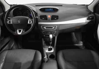 Подержанный автомобиль Renault Fluence 2010 года (13 фото)