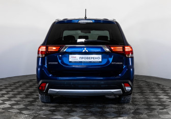Подержанный автомобиль Mitsubishi Outlander 2015 года (6 фото)