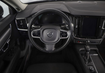 Подержанный автомобиль Volvo V90 2018 года (12 фото)