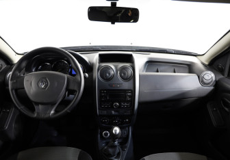 Подержанный автомобиль Renault Duster 2016 года (9 фото)