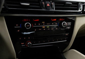Подержанный автомобиль BMW X6 2015 года (20 фото)