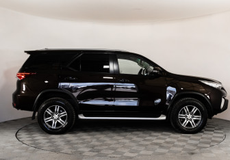 Подержанный автомобиль Toyota Fortuner 2018 года (4 фото)