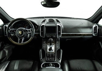 Подержанный автомобиль Porsche Cayenne 2015 года (13 фото)