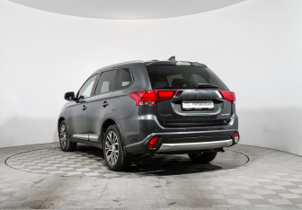 Подержанный автомобиль Mitsubishi Outlander 2017 года (7 фото)