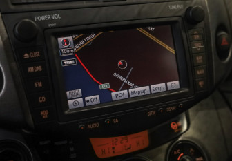 Подержанный автомобиль Toyota RAV4 2010 года (16 фото)