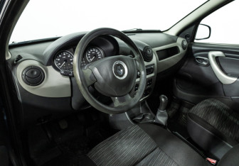 Подержанный автомобиль Renault Sandero 2012 года (11 фото)