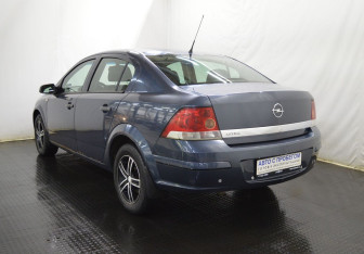 Подержанный автомобиль Opel Astra Sedan 2009 года (7 фото)