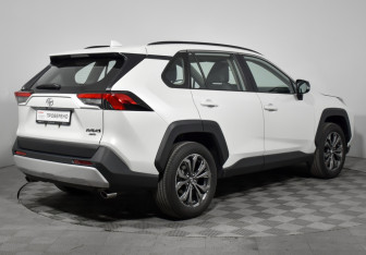 Подержанный автомобиль Toyota RAV4 2025 года (5 фото)