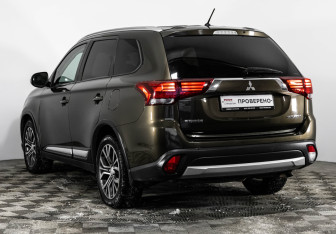 Подержанный автомобиль Mitsubishi Outlander 2015 года (7 фото)